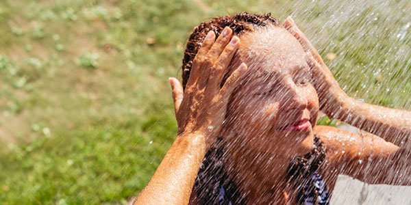 Se doucher en voyage avec une douche portable