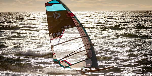 Just4Camper surfe avec le champion de windsurf Pierre Mortefon