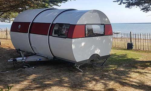 Un réchaud Camping Gaz vintage en miniature presque comme le vrai